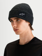 Alpinestars Gorro Unload Rib Cuff, gorro de malha em cinzento melange, usado por um modelo a exibir o perfil de ajuste raso e o logótipo com patch tecido SAstars