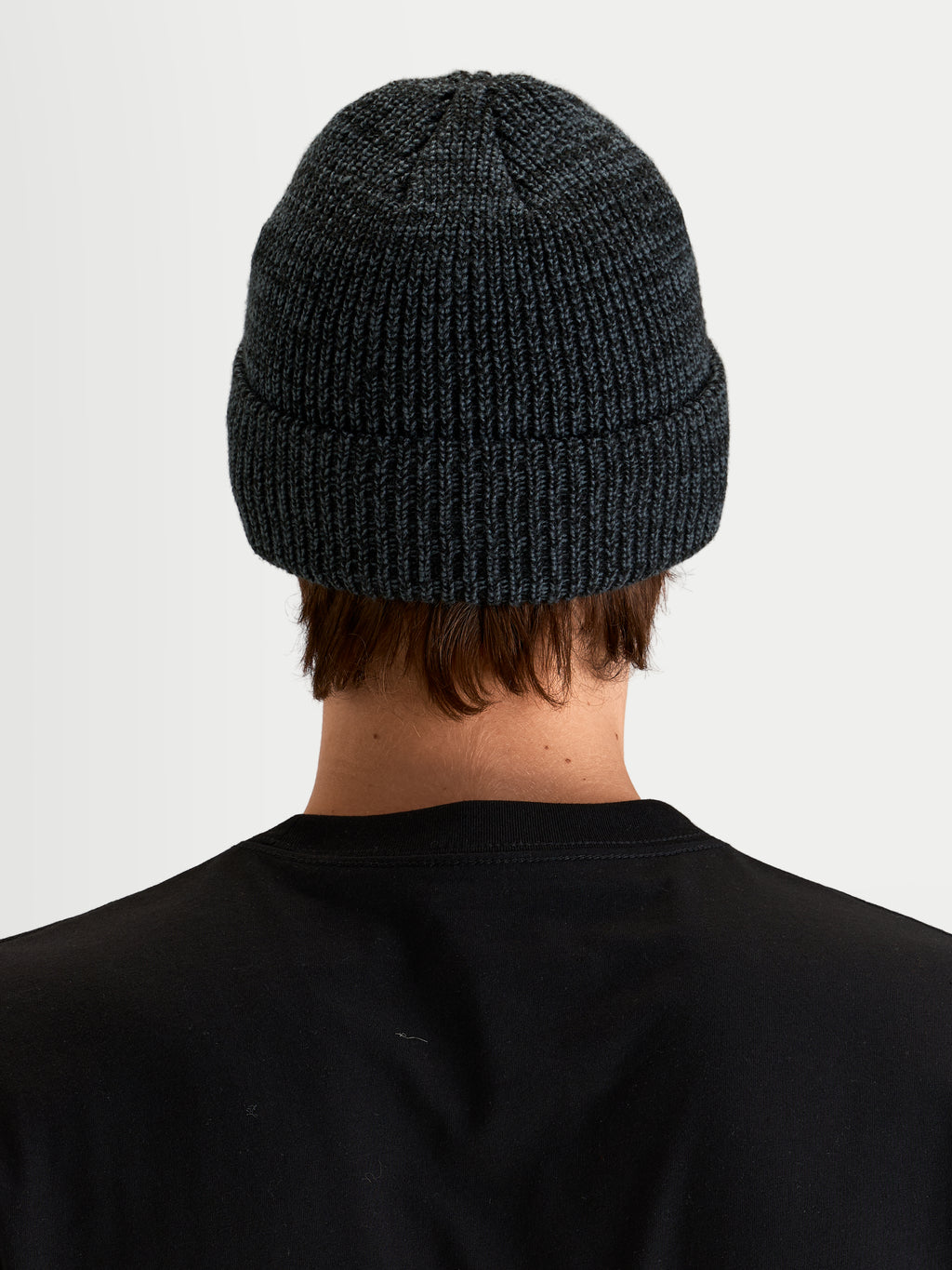 Alpinestars Gorro Unload Rib Cuff, gorro de sportswear para inverno em cinzento melange, vista traseira num modelo a mostrar a construção em ponto jersey canelado e bainha dobrada