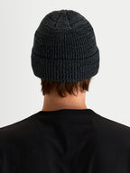 Alpinestars Gorro Unload Rib Cuff, gorro de sportswear para inverno em cinzento melange, vista traseira num modelo a mostrar a construção em ponto jersey canelado e bainha dobrada