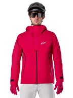Alpinestars A-Dura Elite Waterproof Jacket, casaco de chuva para BTT, vermelho fluo, gola alta com logótipo Alpinestars branco, detalhes de fechos pretos, usado com luvas a condizer e capacete de ciclismo preto, equipamento técnico de ciclismo impermeável