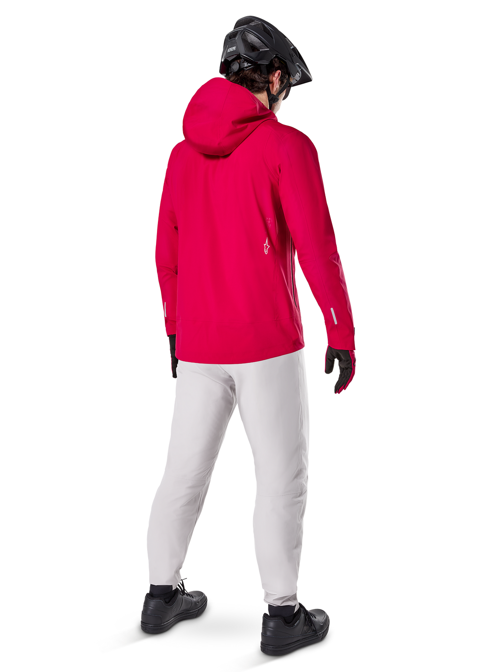 Casaco Impermeável Alpinestars A-Dura Elite, Vermelho Fluo, vista traseira de três quartos, usado com calças cinzento claro e capacete de BTT preto, inclui capuz e detalhes refletores, casaco de chuva de ciclismo de alto desempenho para trilhos