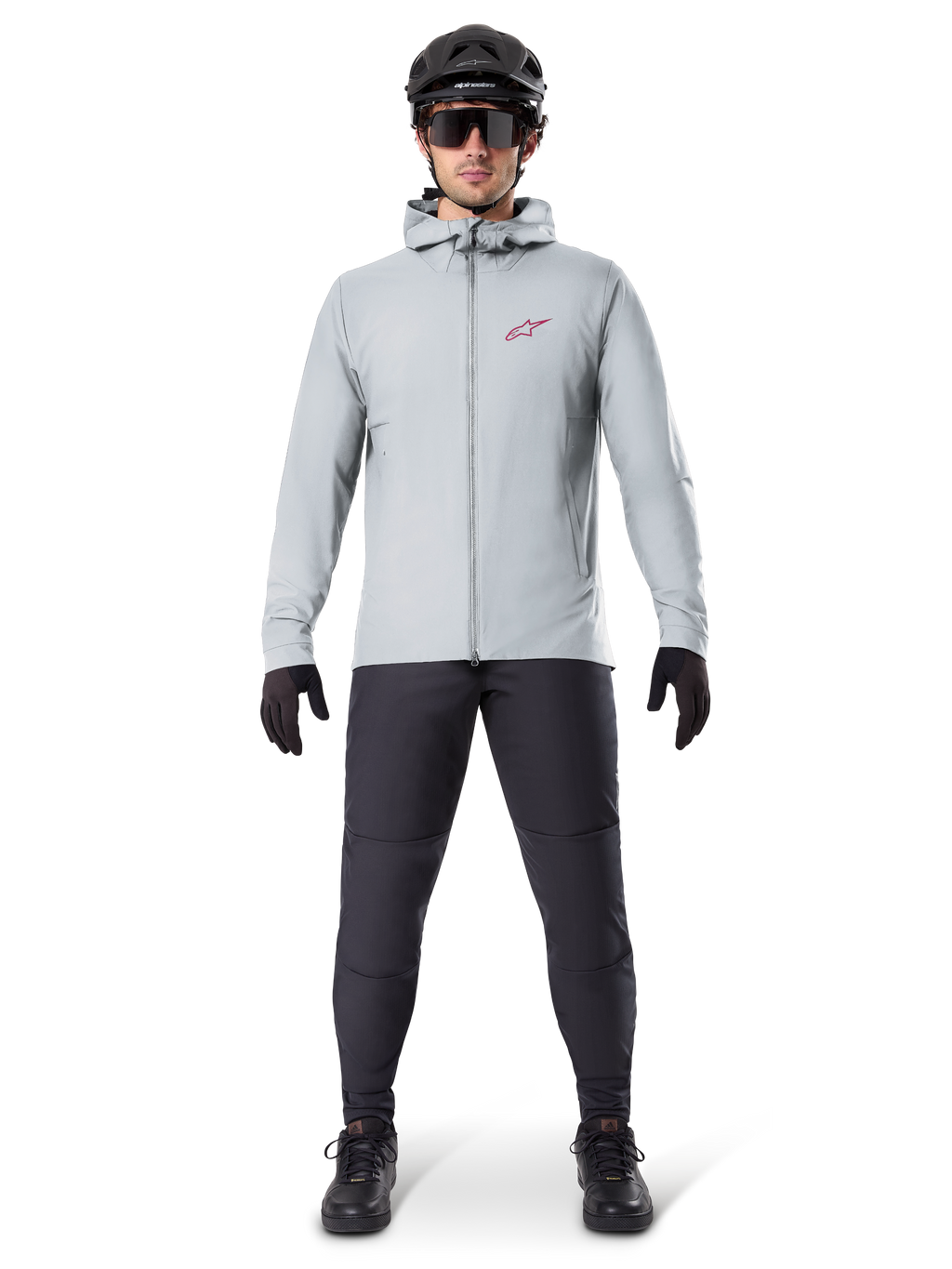 Casaco Térmico Alpinestars A-Dura, cinzento Titanium, casaco de ciclismo usado com calças de BTT pretas, luvas e capacete, com um pequeno logótipo de estrela vermelha no peito e fecho de correr frontal completo, equipamento isolado leve para condução fora de estrada