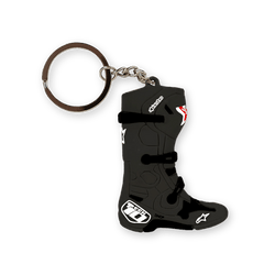 Alpinestars New Tech 10 Boot Keyfob, porta-chaves preto com detalhes brancos e vermelhos, réplica 3D em miniatura da icónica bota de motocross, fivelas e logótipos detalhados, argola metálica prateada