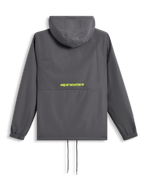 Casaco Corta-Vento Alpinestars Speeder Chromium, vista traseira, cinzento escuro com logótipo amarelo de alta visibilidade nas costas, corta-vento com capuz, punhos elásticos e bainha com cordão, streetwear casual inspirado no desporto motorizado