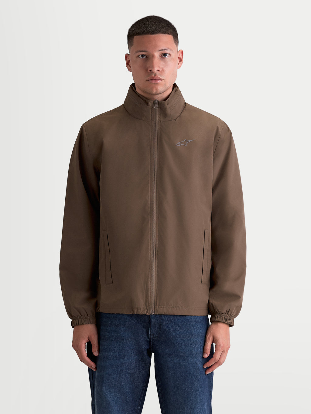 Alpinestars Casaco Overhaul Racer, casaco de sportswear para homem, castanho, capuz oculto e dobrável na gola, fecho de correr frontal invertido, logótipo Astars no peito, vista frontal no modelo.