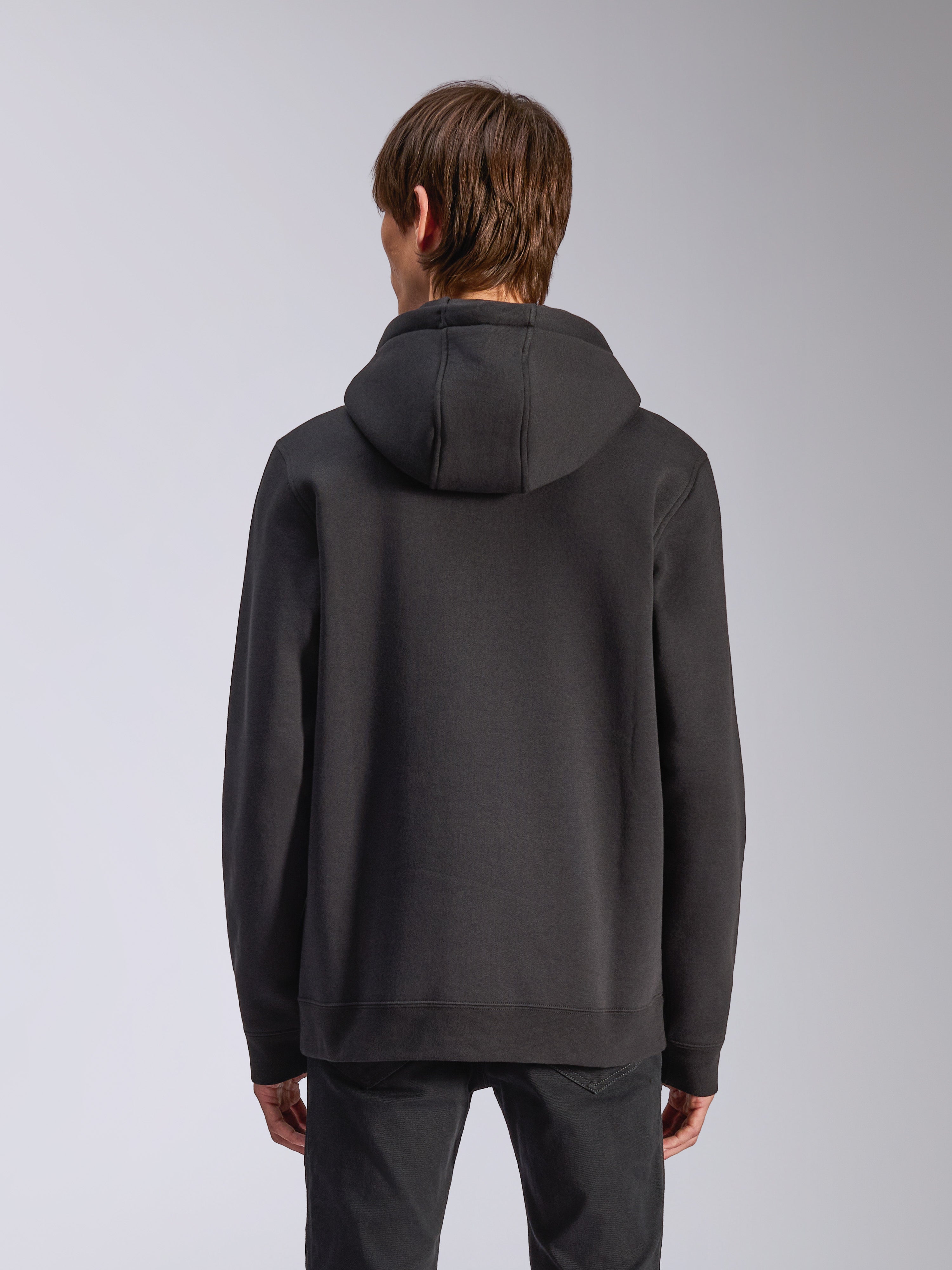 Alpinestars Harken Hoodie, preto, vista traseira de modelo masculino a usar hoodie casual de lã, punhos e bainha canelados, streetwear moderno inspirado no desporto motorizado