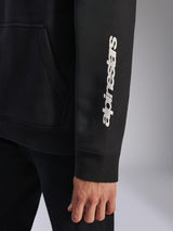 Alpinestars Harken Hoodie, preto, grande plano da manga com logótipo vertical branco, detalhe de punho canelado e bolso canguru, lã de estilo desportivo casual