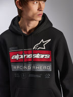 Alpinestars Harken Hoodie, hoodie de lã preto estilo pullover vestido por um modelo, com um grafismo grande no peito com riscas vermelhas e cinzentas, logótipo e estrela Alpinestars em branco, texto 'Racing Ahead', streetwear casual moderno inspirado no desporto motorizado.