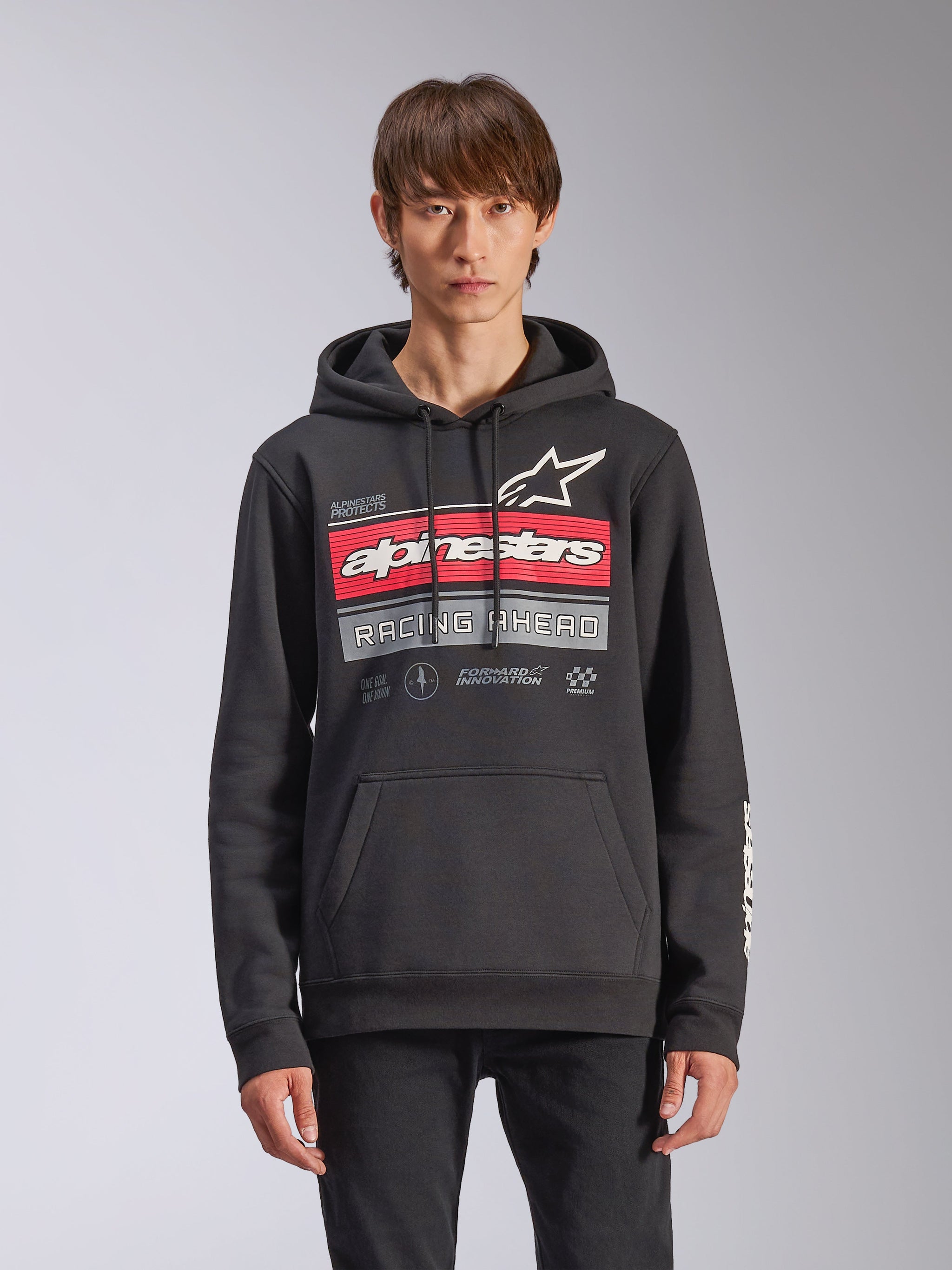 Hoodie Alpinestars Harken, hoodie de lã preto com capuz, com gráfico em gradiente vermelho e cinzento, logótipo Alpinestars e texto 'Racing Ahead', bolso canguru, capuz com cordão e marca na manga, design casual inspirado no desporto motorizado