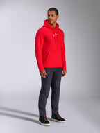 Alpinestars Hoodie Frontal, vermelho, modelo masculino a usar hoodie de lã com logótipo A-star branco no peito, bolso canguru, capuz com cordão, combinado com calças de ganga escuras, streetwear casual inspirado no desporto motorizado