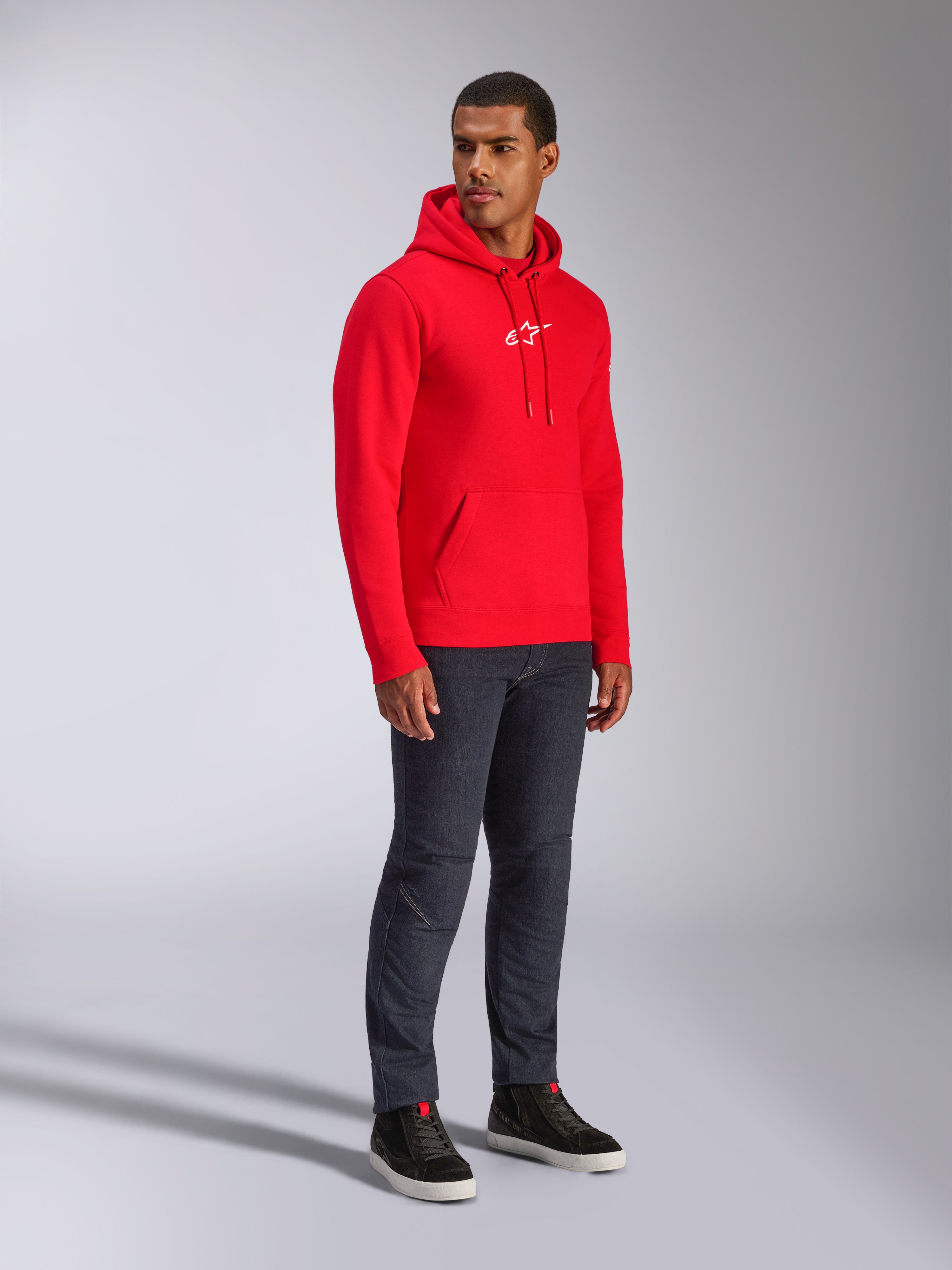 Alpinestars Hoodie Frontal, vermelho, modelo masculino a usar hoodie de lã com logótipo A-star branco no peito, bolso canguru, capuz com cordão, combinado com calças de ganga escuras, streetwear casual inspirado no desporto motorizado