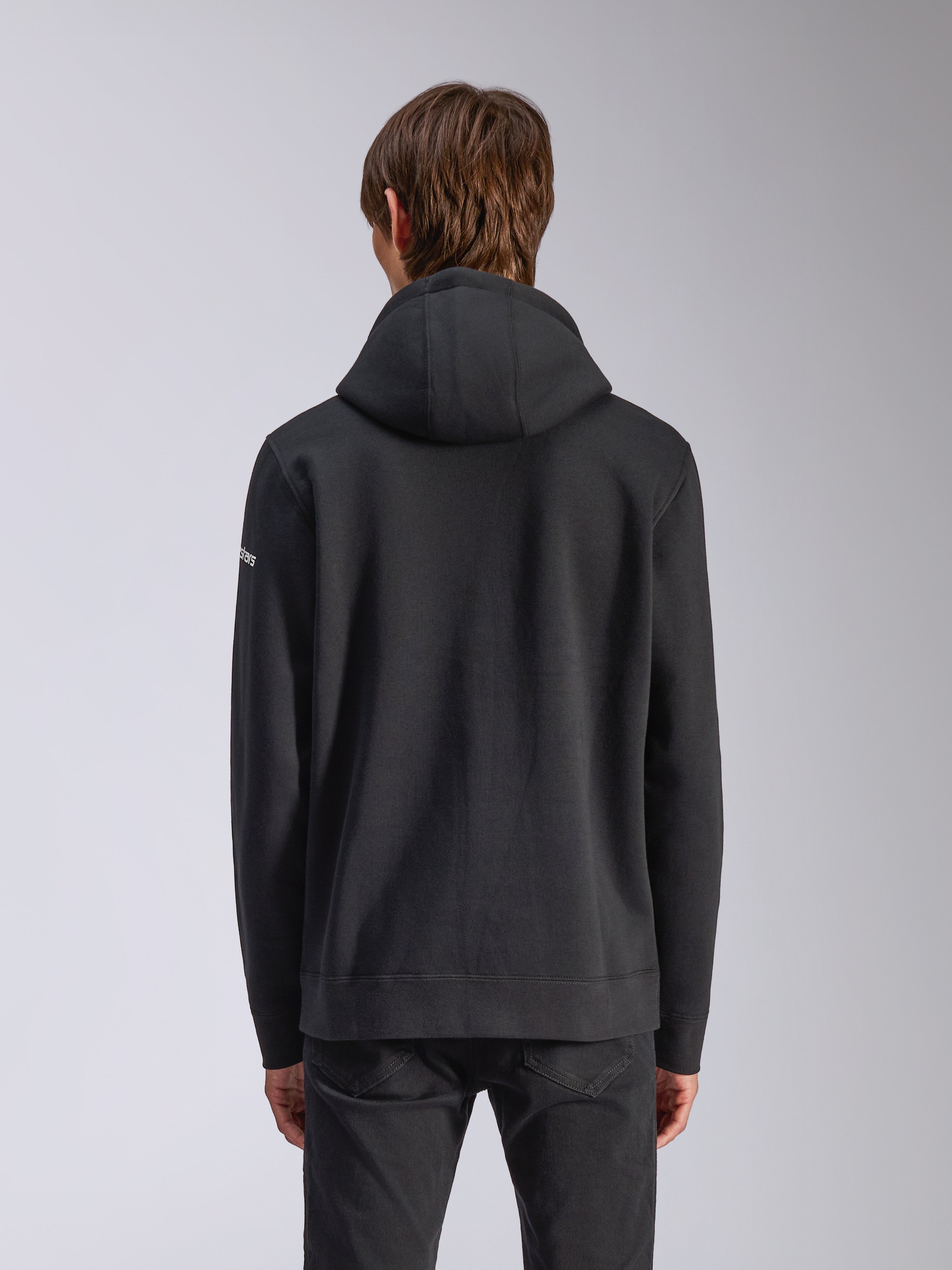 Alpinestars Frontal Hoodie, preto, vista traseira de uma sweatshirt casual, com capuz forrado, bainha canelada e logótipo branco na manga, streetwear inspirado no desporto motorizado