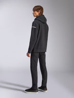Alpinestars Frontal Hoodie, streetwear casual, preto, vista lateral traseira mostrando o logótipo nominal branco na manga, usado com calças pretas e sapatilhas, design moderno inspirado no desporto motorizado