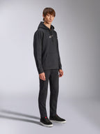 Alpinestars Frontal Hoodie, preto, hoodie de lã com capuz com logótipo HD branco no peito e logótipos de marca nas mangas, bolso canguru, combinado com calças e sapatilhas pretas, streetwear casual inspirado no desporto motorizado