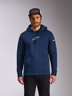Alpinestars Frontal Hoodie, streetwear casual de desportos motorizados, azul marinho com logótipo Astars branco no peito e logótipo da marca na manga, bolso tipo canguru, capuz com cordão, vestido por modelo