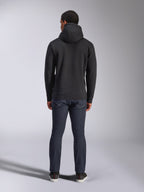 Alpinestars Blaze V3 Hoodie, streetwear casual, preto, vista traseira de camisola com capuz, usada com calças de ganga azul escuras e sapatos pretos, design simples inspirado no desporto motorizado
