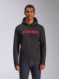 Alpinestars Blaze V3 Hoodie, camisola com capuz de malha polar para homem, preto com logótipo Alpinestars stars em vermelho, usado por um homem com calças de ganga escuras, com capuz de cordão e bolso canguru, streetwear casual inspirado no desporto motorizado