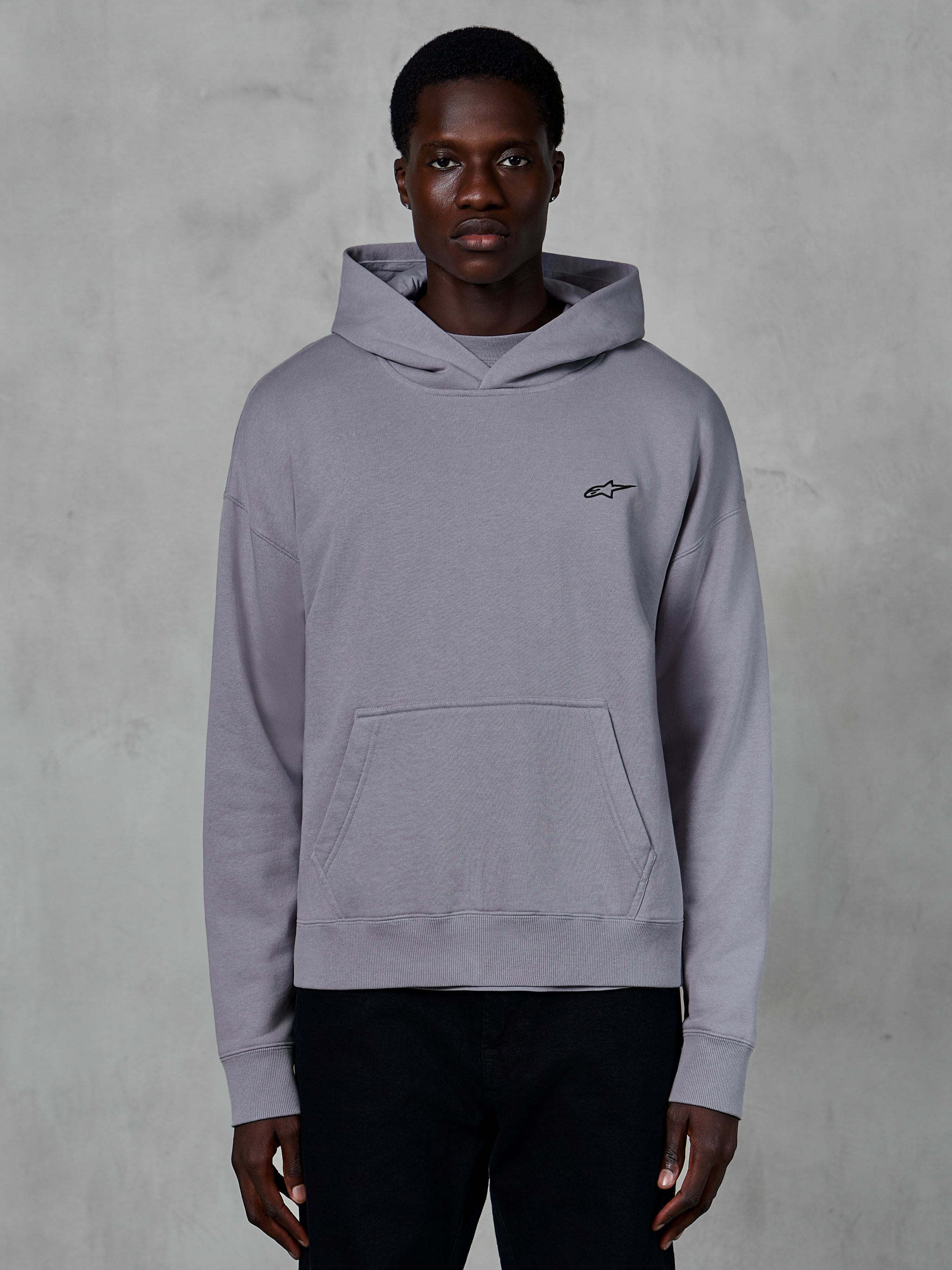 Alpinestars Essentials Ageless Hoodie, hoodie pullover prateado, streetwear casual, com um pequeno logótipo Astars preto no peito, bolso canguru frontal, capuz com gola cruzada e acabamento suave de lavagem com pedra