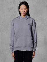 Hoodie Alpinestars Essentials Ageless, roupa desportiva casual, prateado com pequeno logótipo preto, bolso tipo canguru, pulôver com capuz, usado por modelo, vestuário de estilo de vida moderno
