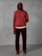 Hoodie Alpinestars Essentials Ageless com fecho, roupa desportiva casual, cor vermelho tijolo, fecho frontal completo e capuz com cordão, pequeno logótipo no peito, corte relaxado com lavagem de pedra