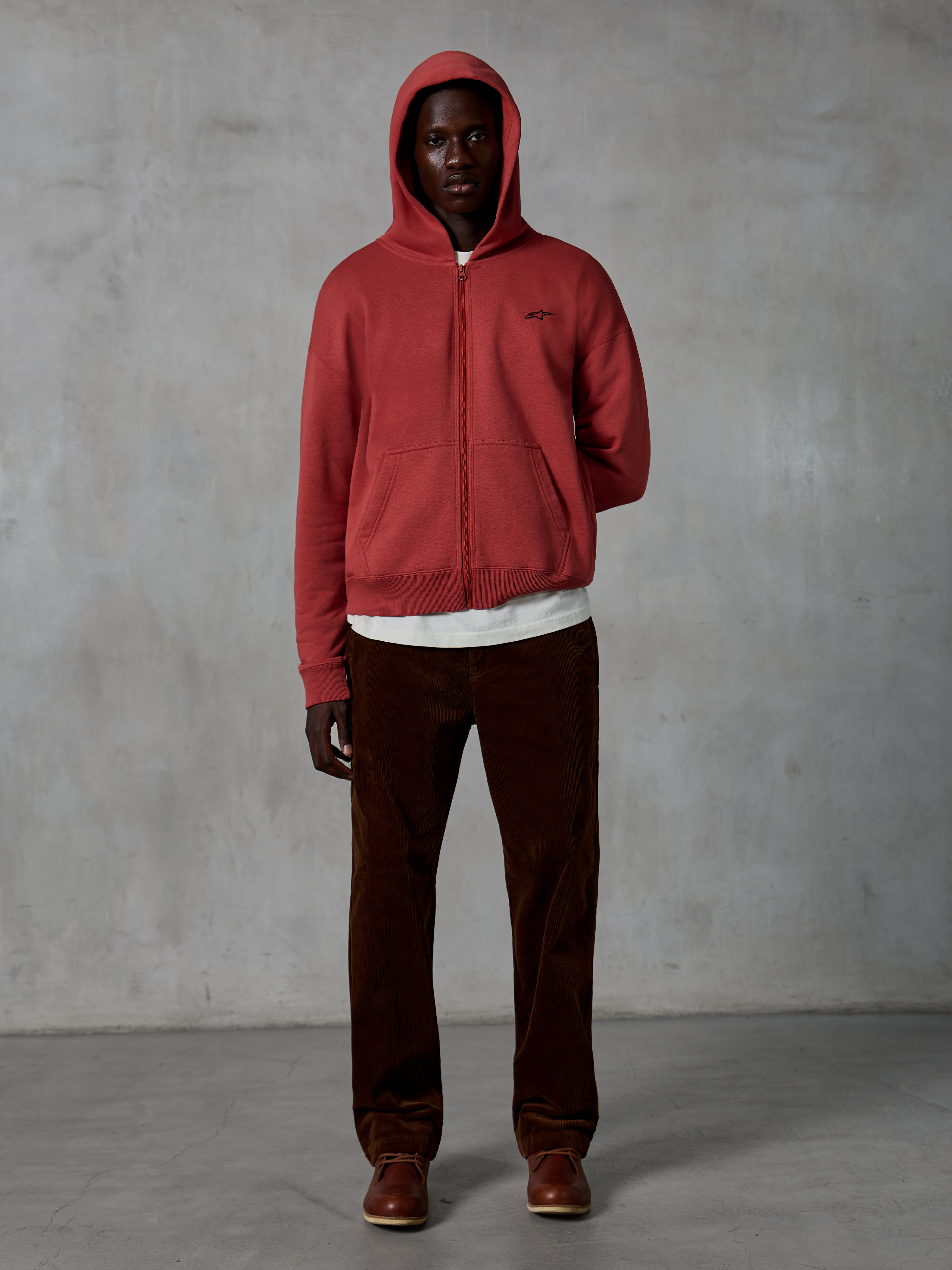 Hoodie Alpinestars Essentials Ageless com fecho, roupa desportiva casual, cor vermelho tijolo, fecho frontal completo e capuz com cordão, pequeno logótipo no peito, corte relaxado com lavagem de pedra