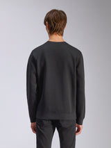 Alpinestars Bettern Crew, camisola de gola redonda, preta, vista traseira no modelo, com punhos e bainha canelados, streetwear casual de desportos motorizados