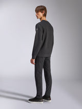 Alpinestars Bettern Crew, camisola de lã preta, modelo masculino visto de perfil e de costas, com punhos e bainha canelados e um pequeno logótipo na manga, streetwear casual de inspiração motorsport