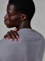 Alpinestars Essentials Ageless Crew, sweatshirt prateada de gola redonda, vista em pormenor do ombro e da gola canelada, textura de fleece premium com lavagem de pedra, vestuário urbano casual para o dia a dia