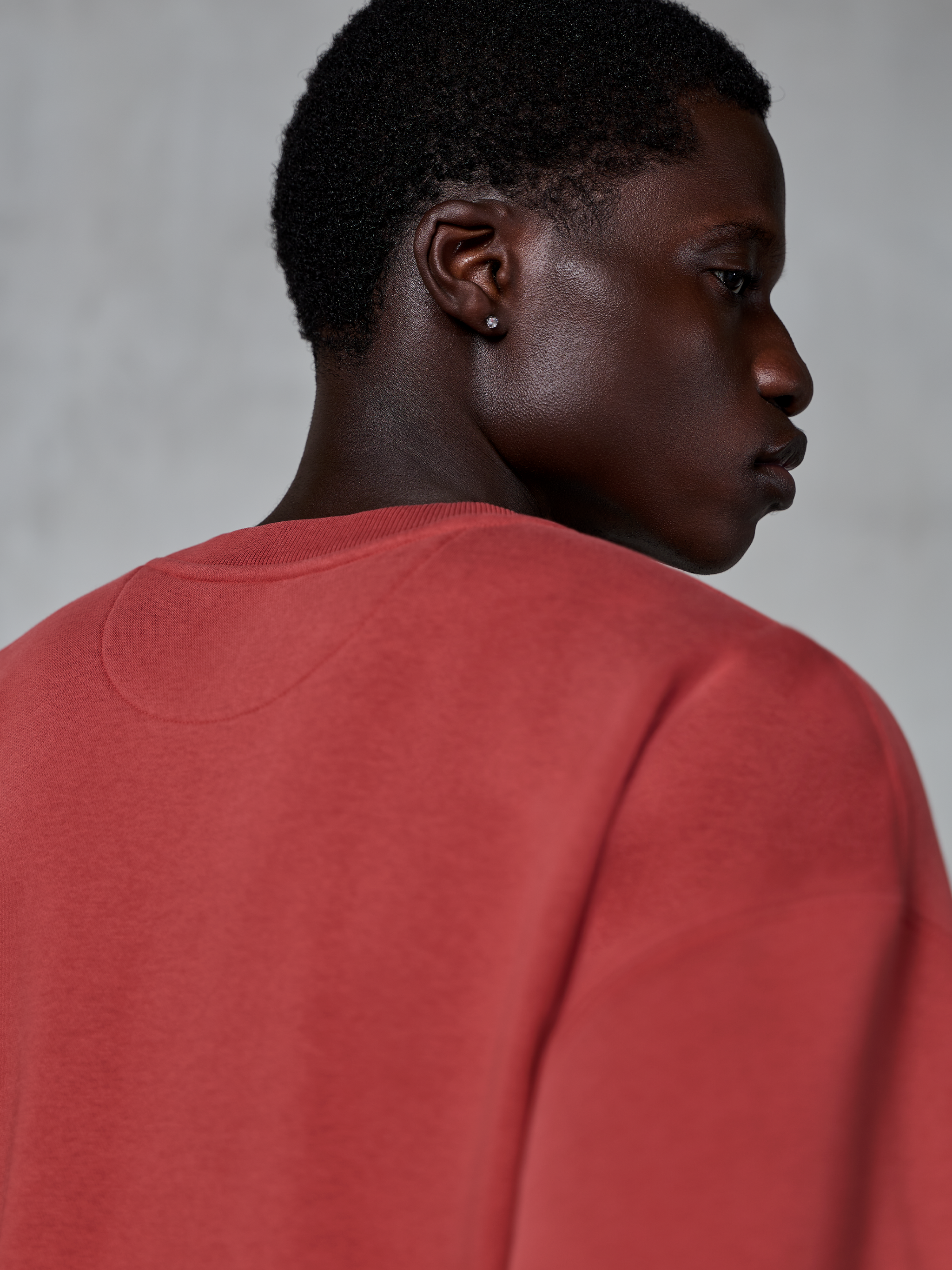 Alpinestars Essentials Ageless Crew, sweatshirt de gola redonda, vermelho tijolo, pormenor da parte superior das costas e da zona do pescoço mostrando a gola canelada e a textura de fleece premium, vestuário desportivo casual para fora da moto