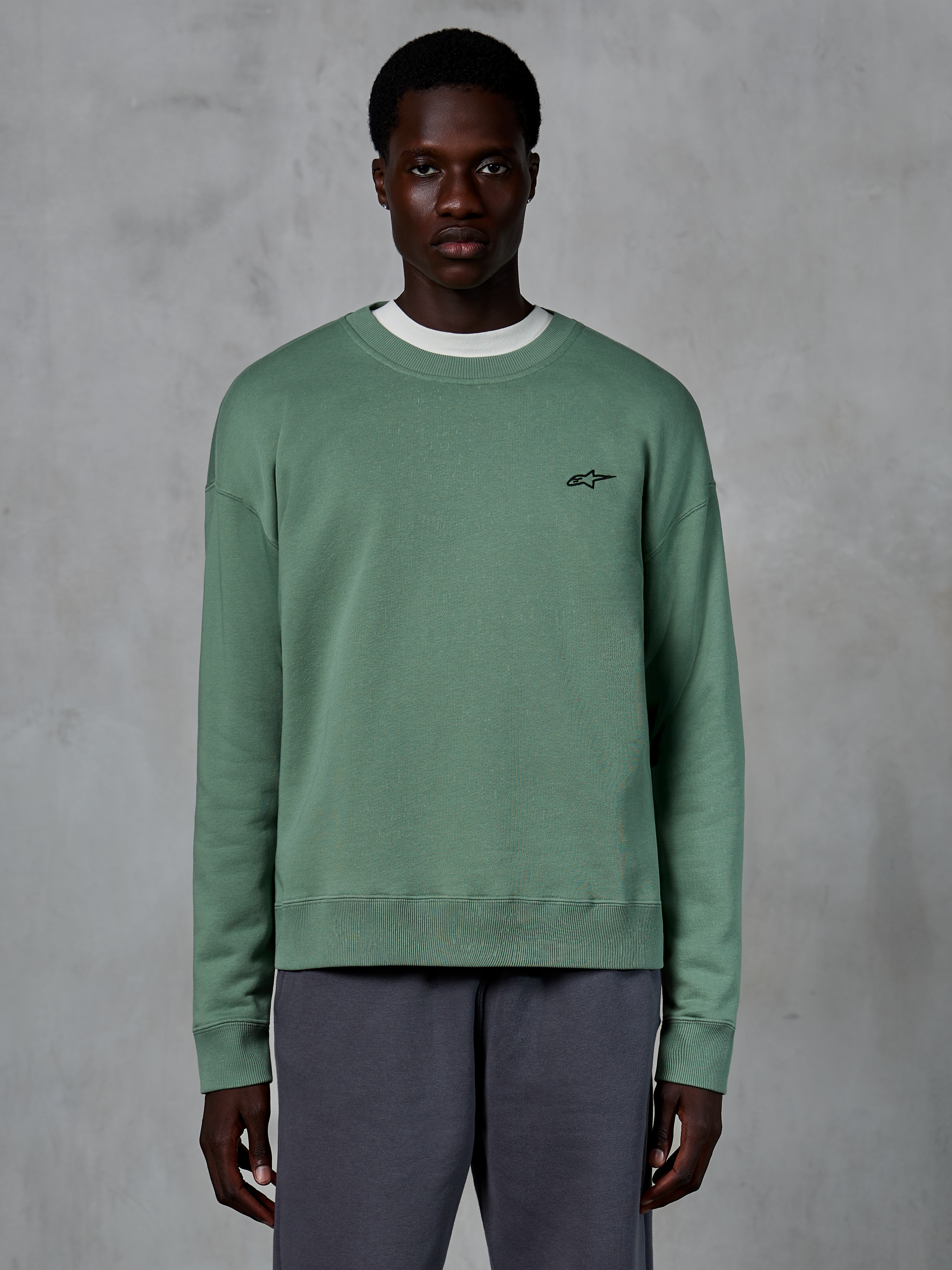 Alpinestars Essentials Ageless Crew, sweatshirt casual de gola redonda, verde Cactus com um pequeno logótipo de estrela preto no peito, gola, punhos e bainha canelados, em fleece compacto premium