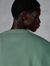 Alpinestars Essentials Ageless Crew, sweatshirt de gola redonda, Verde Cactus, vista aproximada do decote traseiro e da parte superior das costas, fleece macio com lavagem de pedra, vestuário casual de lifestyle