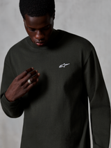 T-shirt Alpinestars Essentials Ageless de manga comprida, t-shirt de manga comprida, cor preto Off Black, pequeno logótipo Alpinestars branco no peito, corte relaxado, jersey de algodão orgânico premium com acabamento lavado à pedra, vestuário de estilo de vida casual