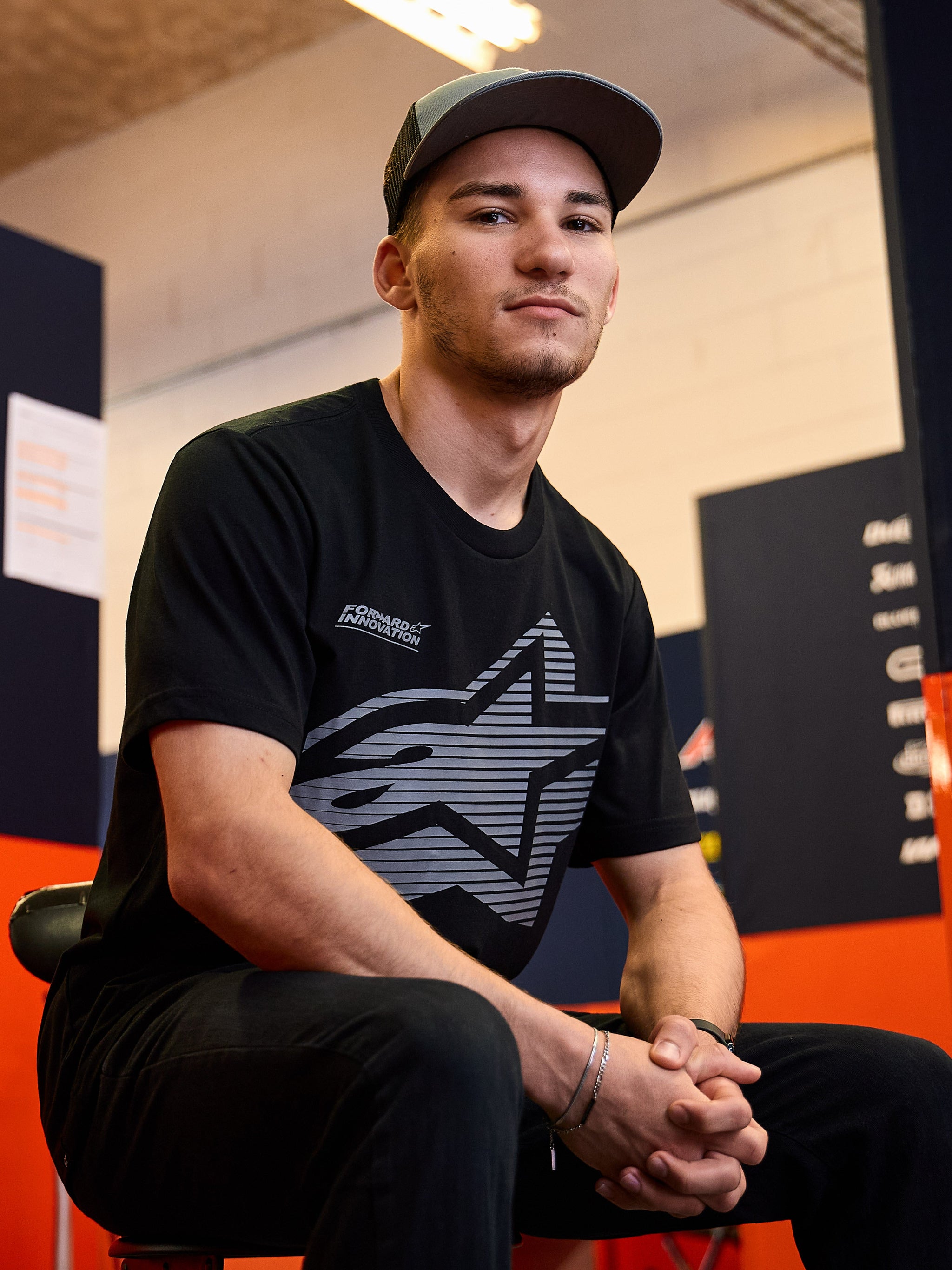 Alpinestars Fasting CSF Tee, t-shirt de manga curta preta, com logótipo de estrela cinzenta geométrica grande e texto "Forward Innovation", usada por um homem num ambiente casual de desportos motorizados, Lifestyle Sportswear