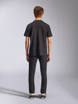 Alpinestars Fasting CSF Tee, t-shirt de manga curta, preta, vista traseira no modelo, usada com calças pretas e sapatilhas, streetwear casual inspirado no desporto motorizado