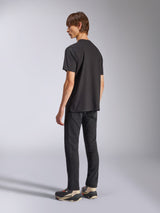 Alpinestars Fasting CSF Tee, t-shirt de manga curta, preta, vista traseira no modelo, streetwear casual de desportos motorizados, design simples e limpo, corte descontraído