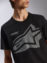 T-shirt Alpinestars Fasting CSF, t-shirt de manga curta preta, logótipo Astars geométrico grande com padrão de riscas e texto "Forward Innovation" no peito, vestuário desportivo casual lifestyle