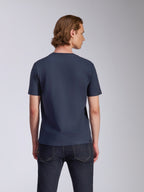 Alpinestars Fasting CSF Tee, T-shirt de manga curta, azul-marinho, vista traseira, vestida por modelo com calças de ganga escuras, streetwear casual inspirado no desporto motorizado