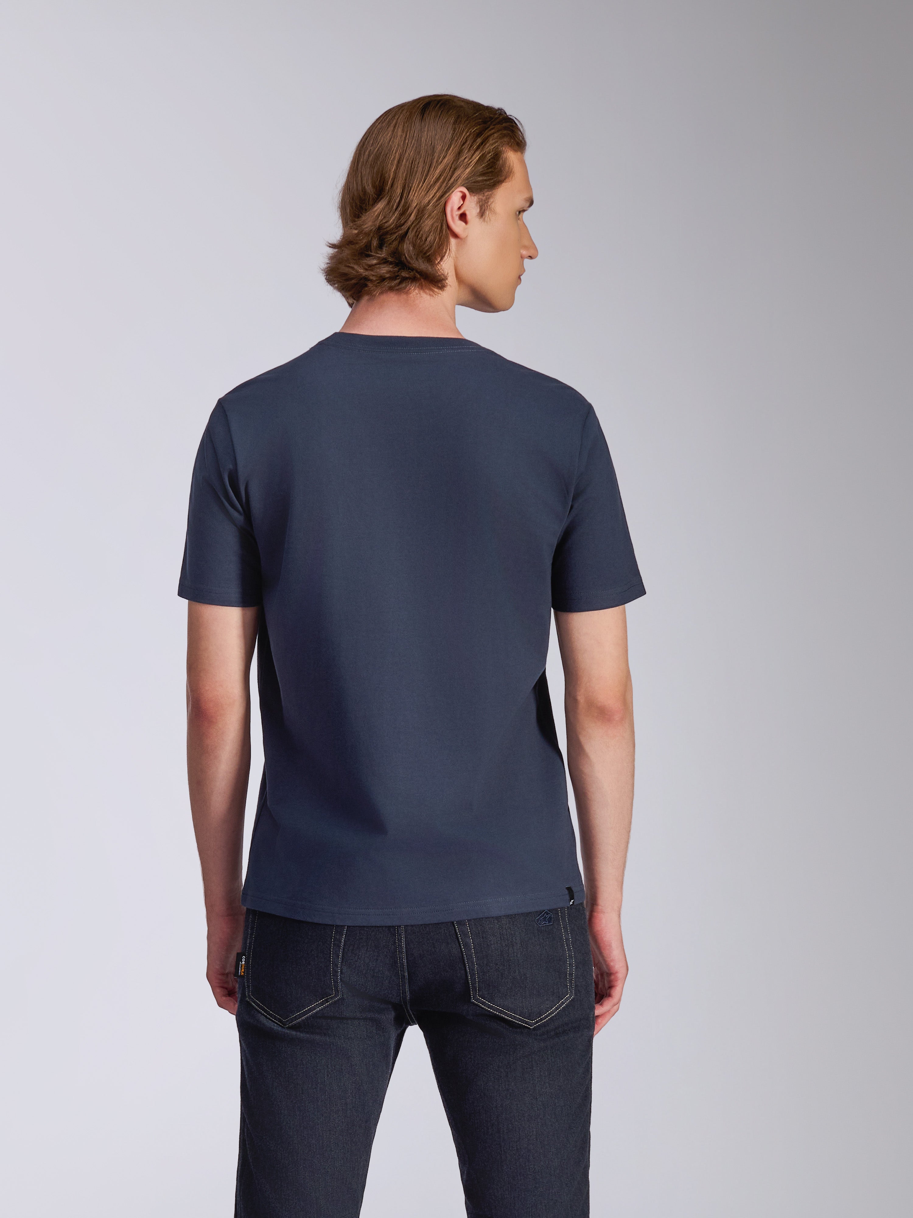 Alpinestars Fasting CSF Tee, T-shirt de manga curta, azul-marinho, vista traseira, vestida por modelo com calças de ganga escuras, streetwear casual inspirado no desporto motorizado