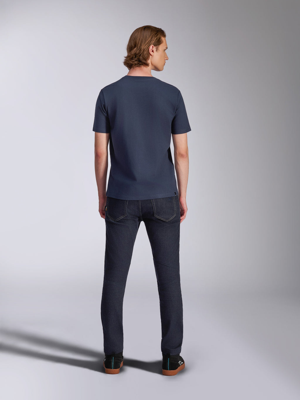 Alpinestars Fasting CSF Tee, t-shirt de manga curta, azul-marinho, vista traseira, usada com calças de ganga escuras, estilo casual de streetwear para desportos motorizados
