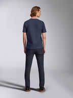 Alpinestars Fasting CSF Tee, t-shirt de manga curta, azul-marinho, vista traseira, usada com calças de ganga escuras, estilo casual de streetwear para desportos motorizados