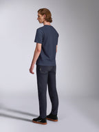 Alpinestars Fasting CSF Tee, t-shirt de manga curta, azul marinho, vista traseira no modelo, combinada com calças de ganga escuras e sapatilhas pretas, streetwear casual inspirado no desporto motorizado
