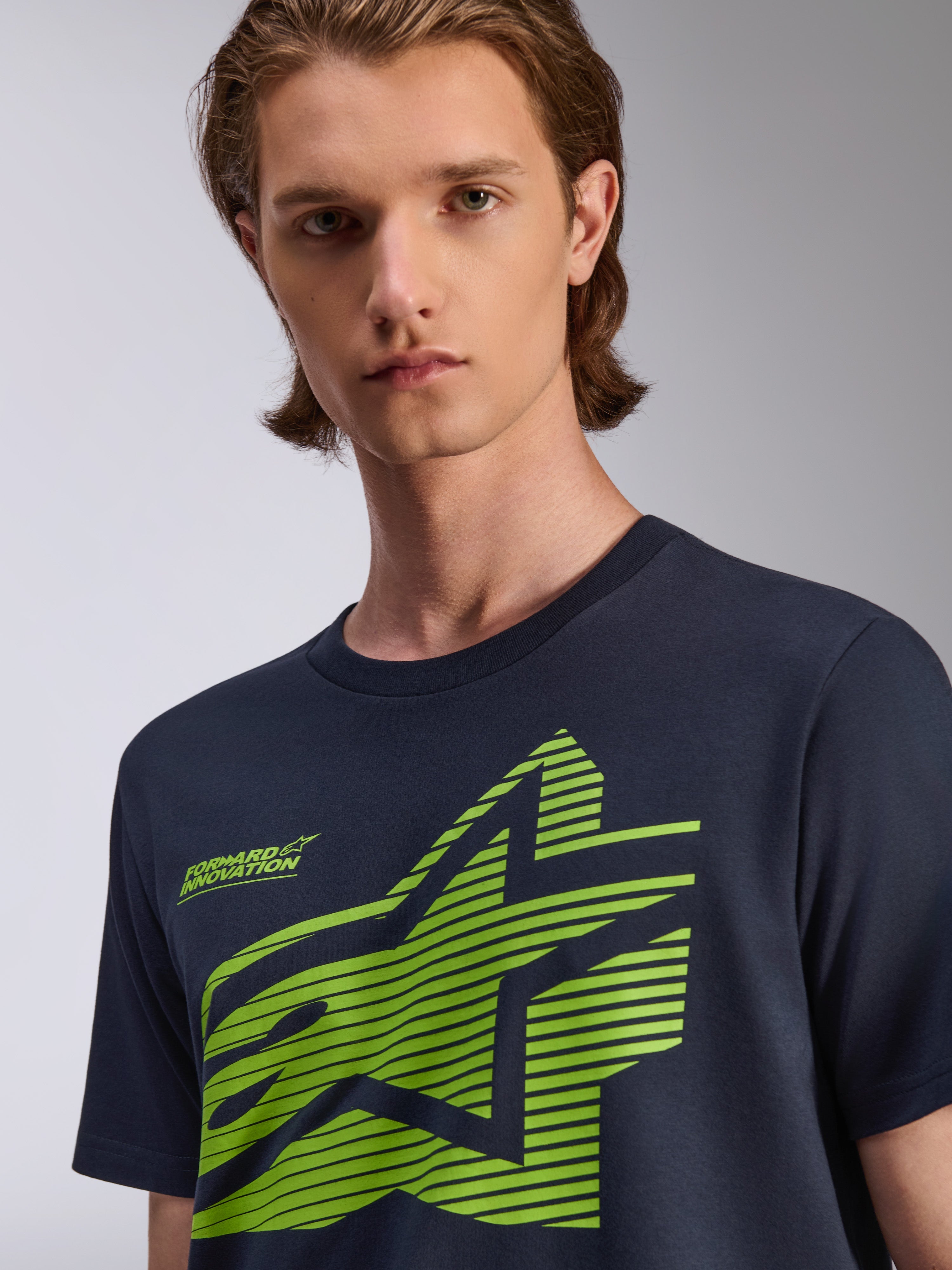 Alpinestars Fasting CSF Tee, t-shirt de manga curta, azul-marinho, gráfico geométrico de estrela em verde-lima com o texto Forward Innovation, streetwear casual de inspiração motorsport