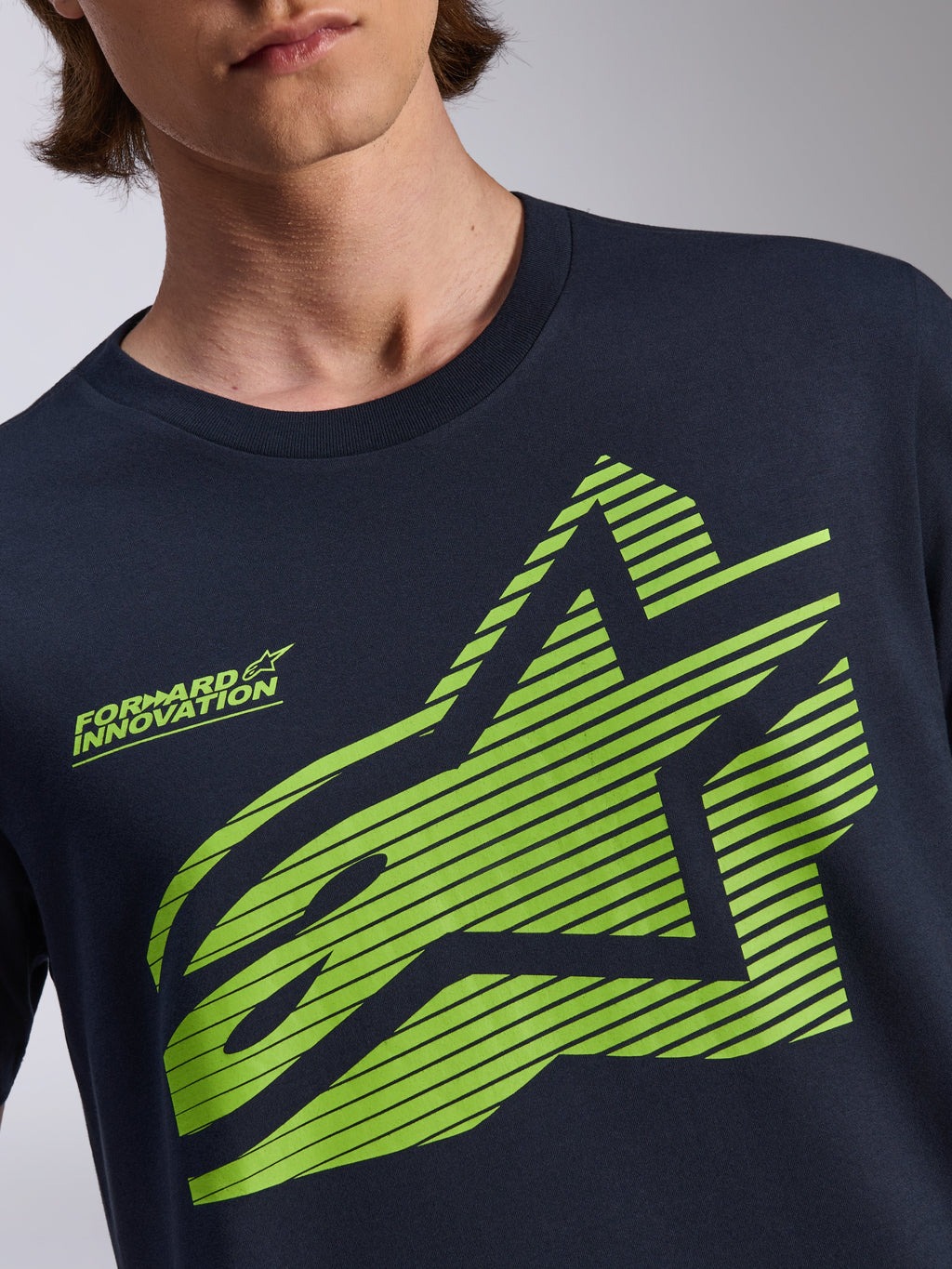 Alpinestars Fasting CSF Tee, t-shirt de manga curta, azul-marinho, logótipo Astars geométrico em verde-lima com linhas horizontais e texto 'Forward Innovation', vestuário desportivo casual
