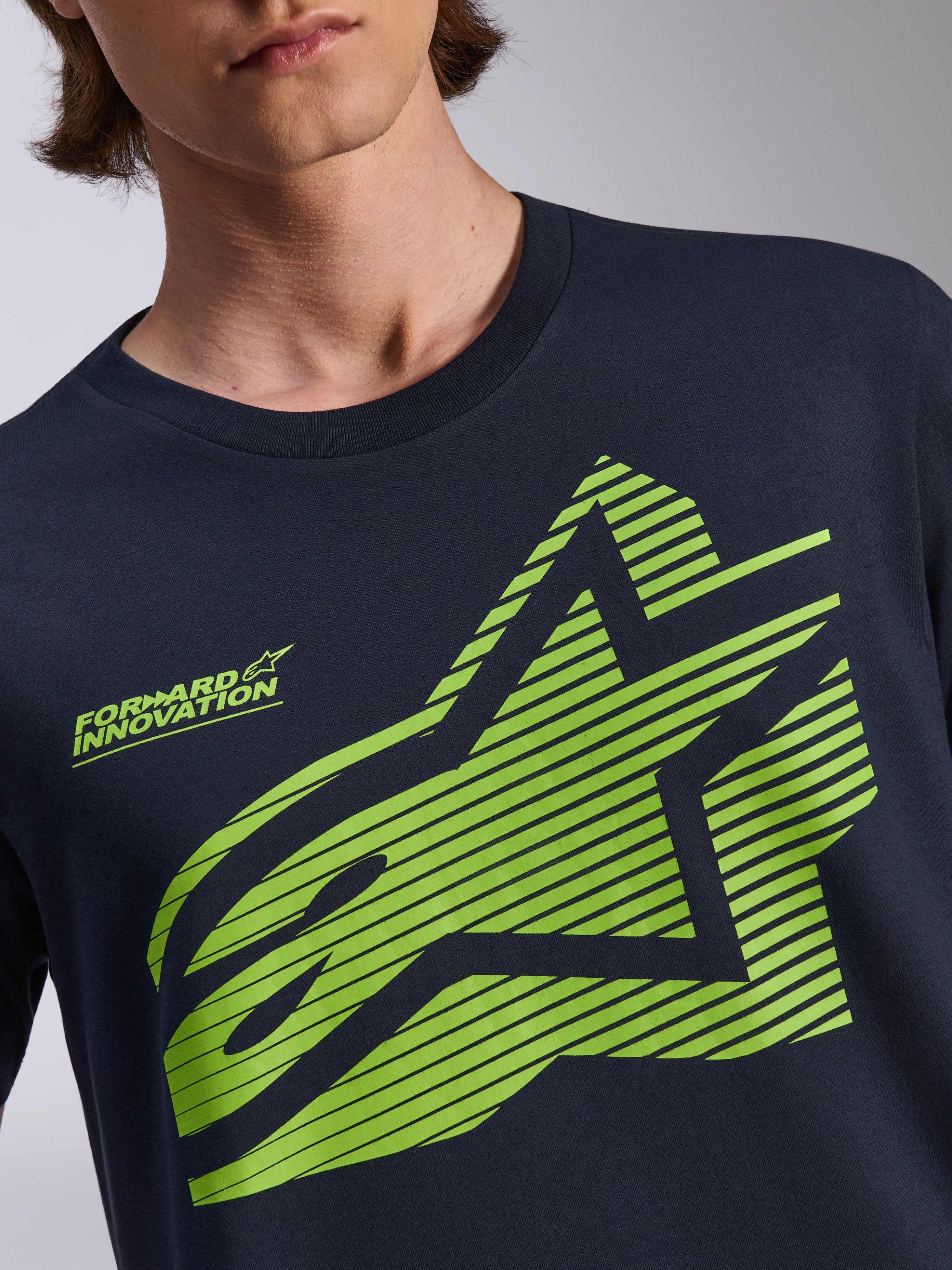 Alpinestars Fasting CSF Tee, t-shirt de manga curta, azul-marinho, logótipo Astars geométrico em verde-lima com linhas horizontais e texto 'Forward Innovation', vestuário desportivo casual