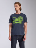 Alpinestars Fasting CSF Tee, t-shirt de manga curta, azul-marinho, logótipo Astars geométrico grande em verde-lima, usada por modelo com calças de ganga escuras, streetwear casual de motorsport