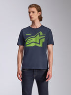 Alpinestars Fasting CSF Tee, t-shirt de manga curta, azul-marinho, logótipo Astars geométrico grande em verde-lima, usada por modelo com calças de ganga escuras, streetwear casual de motorsport