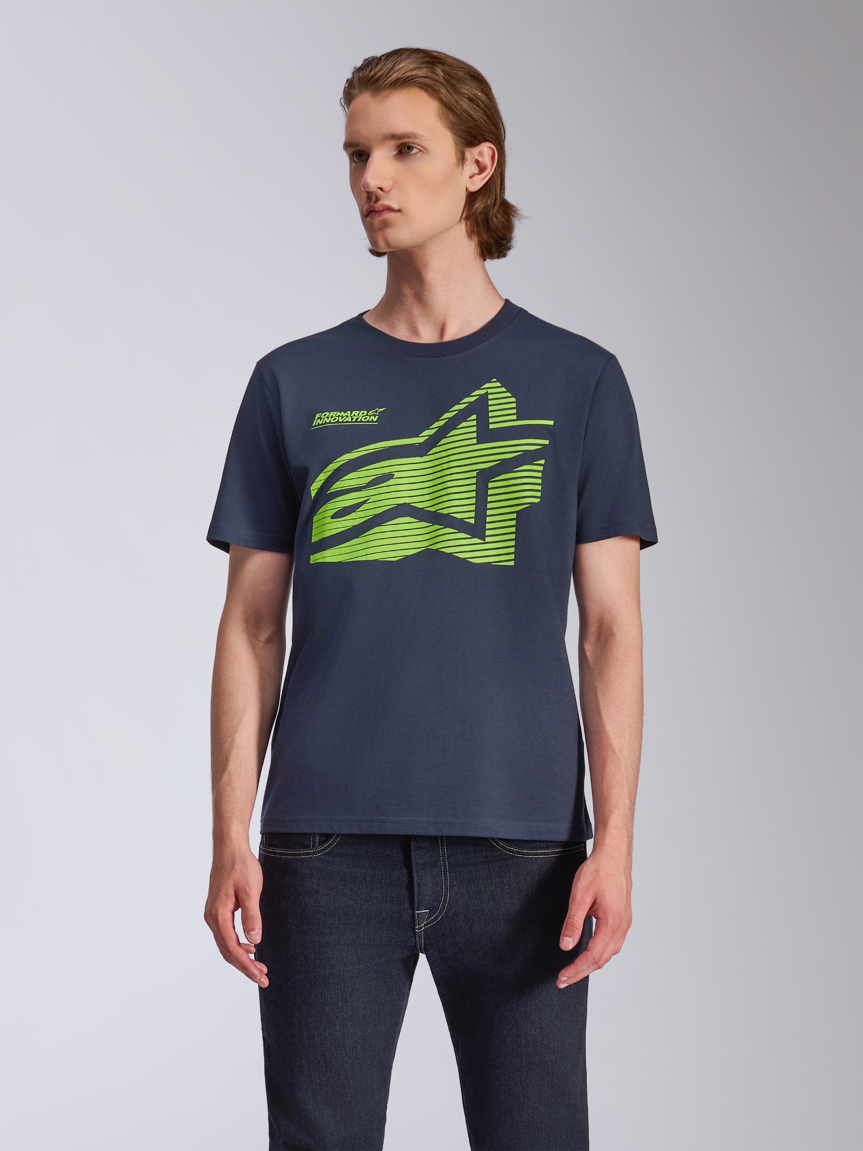 Alpinestars Fasting CSF Tee, t-shirt de manga curta, azul-marinho, logótipo Astars geométrico grande em verde-lima, usada por modelo com calças de ganga escuras, streetwear casual de motorsport