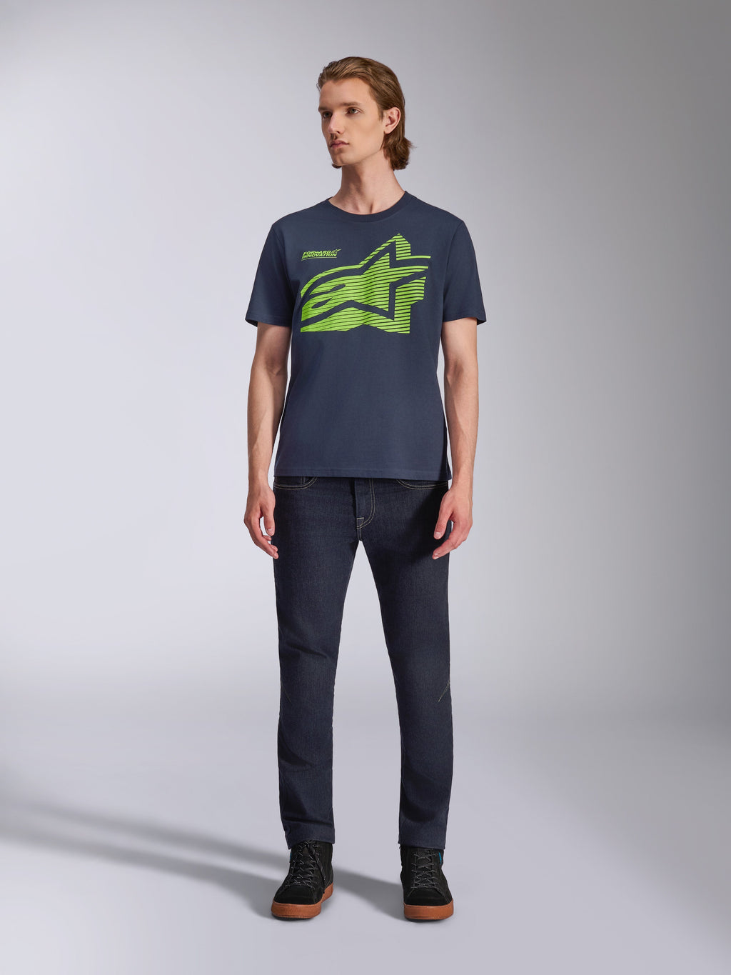 Alpinestars Fasting CSF Tee, t-shirt de manga curta, azul marinho com logótipo Astars geométrico em verde lima, modelo masculino a usar calças de ganga escuras e calçado preto, estilo casual e streetwear