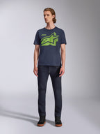 Alpinestars Fasting CSF Tee, t-shirt de manga curta, azul marinho com logótipo Astars geométrico em verde lima, modelo masculino a usar calças de ganga escuras e calçado preto, estilo casual e streetwear