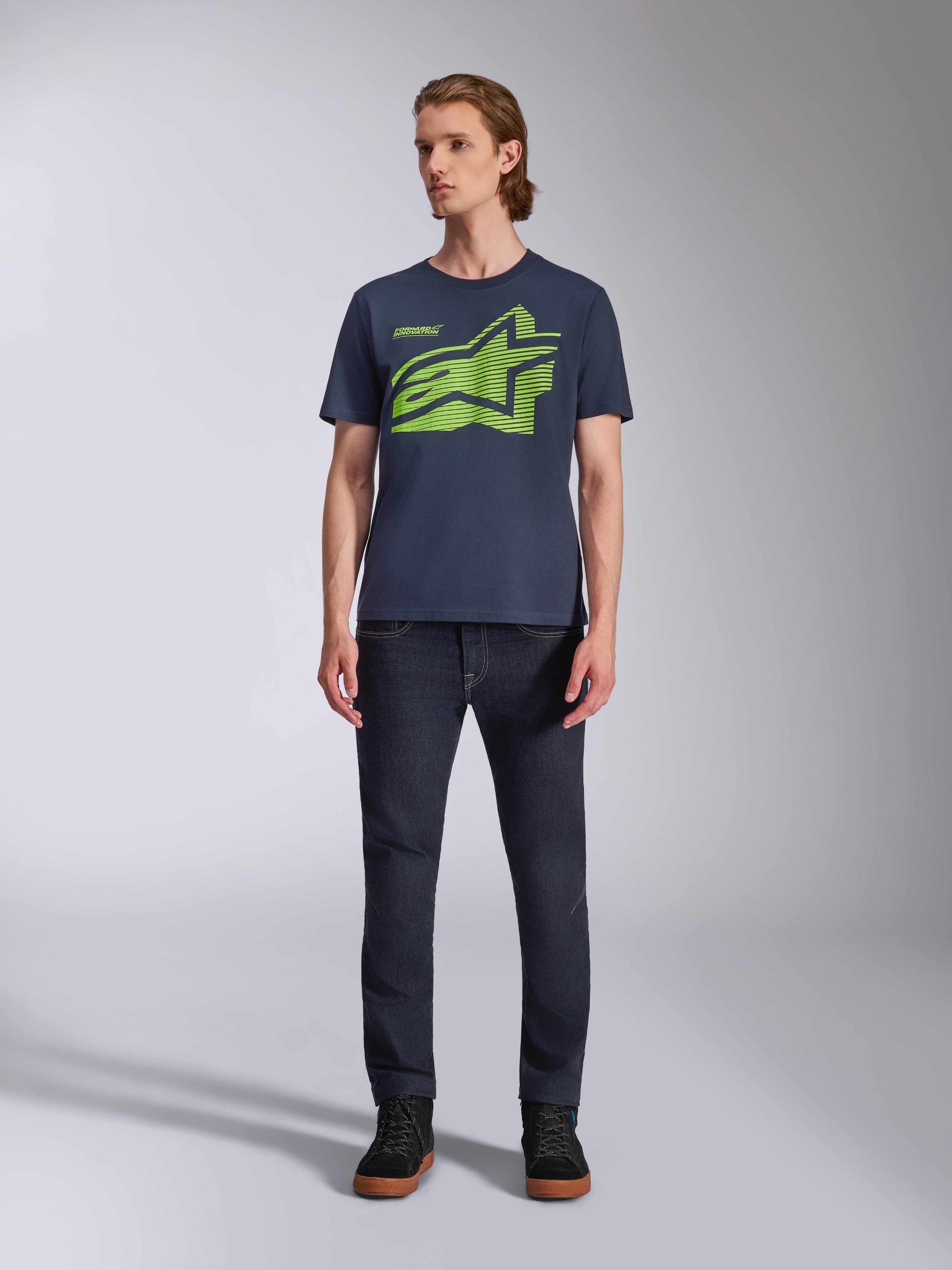 Alpinestars Fasting CSF Tee, t-shirt de manga curta, azul marinho com logótipo Astars geométrico em verde lima, modelo masculino a usar calças de ganga escuras e calçado preto, estilo casual e streetwear
